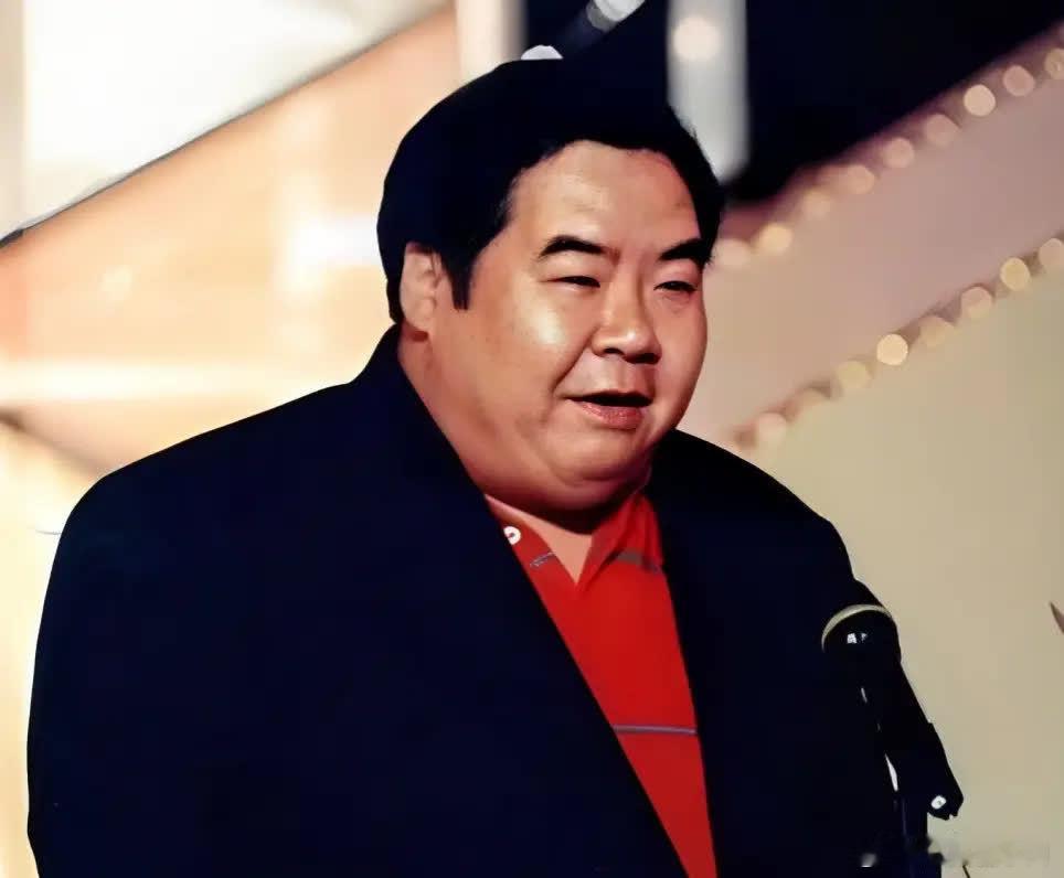 1993年，“肥猫”郑则仕旗下公司破产，欠下8000万巨债，走投无路的他向好友周