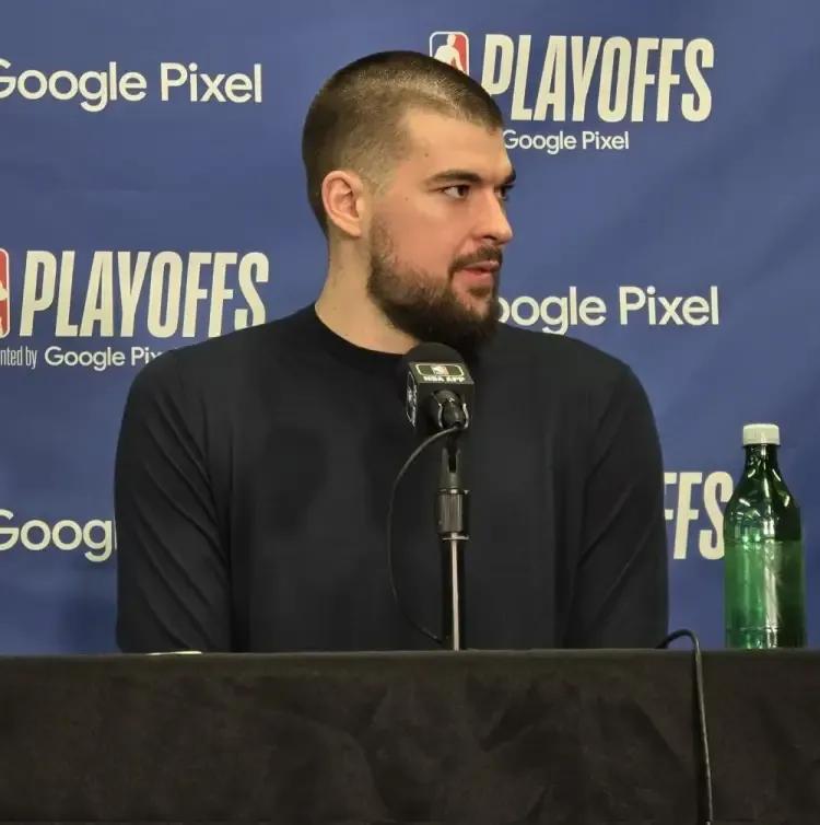 祖巴茨又觉得自己值大合同，被哈登喂出20+15，打爆对面内线。
第一，祖巴茨出场