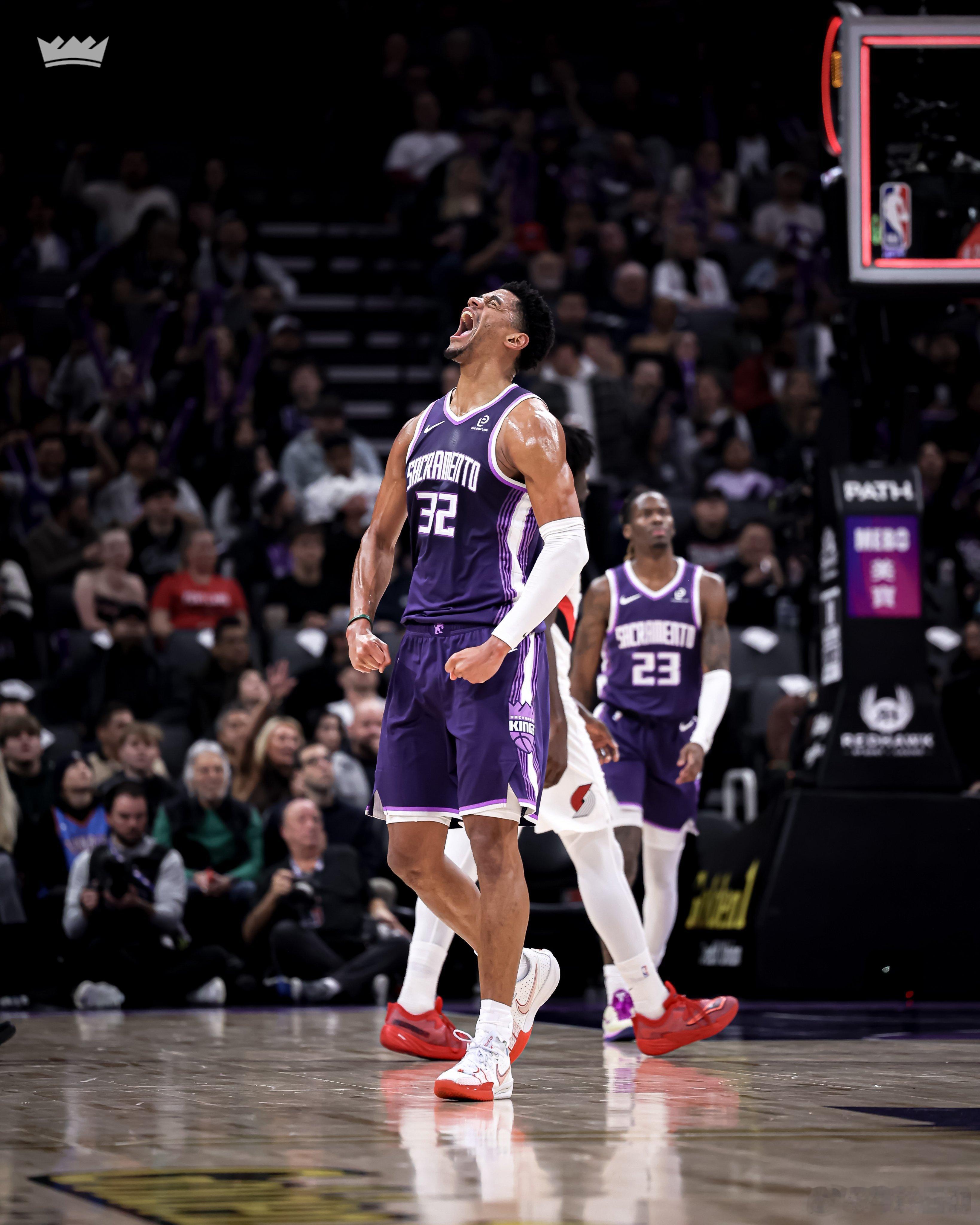 众所周知，国王是个体型超级小的球队，但是最近两场大量使用克利福德，阿丘瓦，雷诺和