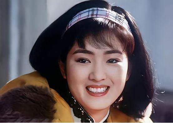 1993年，向华强带巩俐回酒店房间，巩俐吓得两腿发软，赶紧躲进洗手间半天不出，向