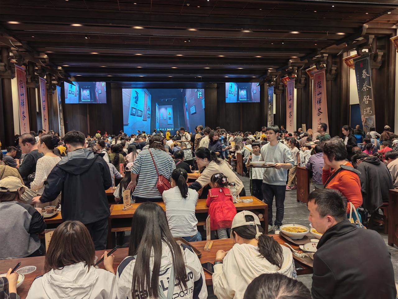 上周日（4月5日清明节），第一次与家人一起去了杭州余杭区径山镇的径山寺，也是第一