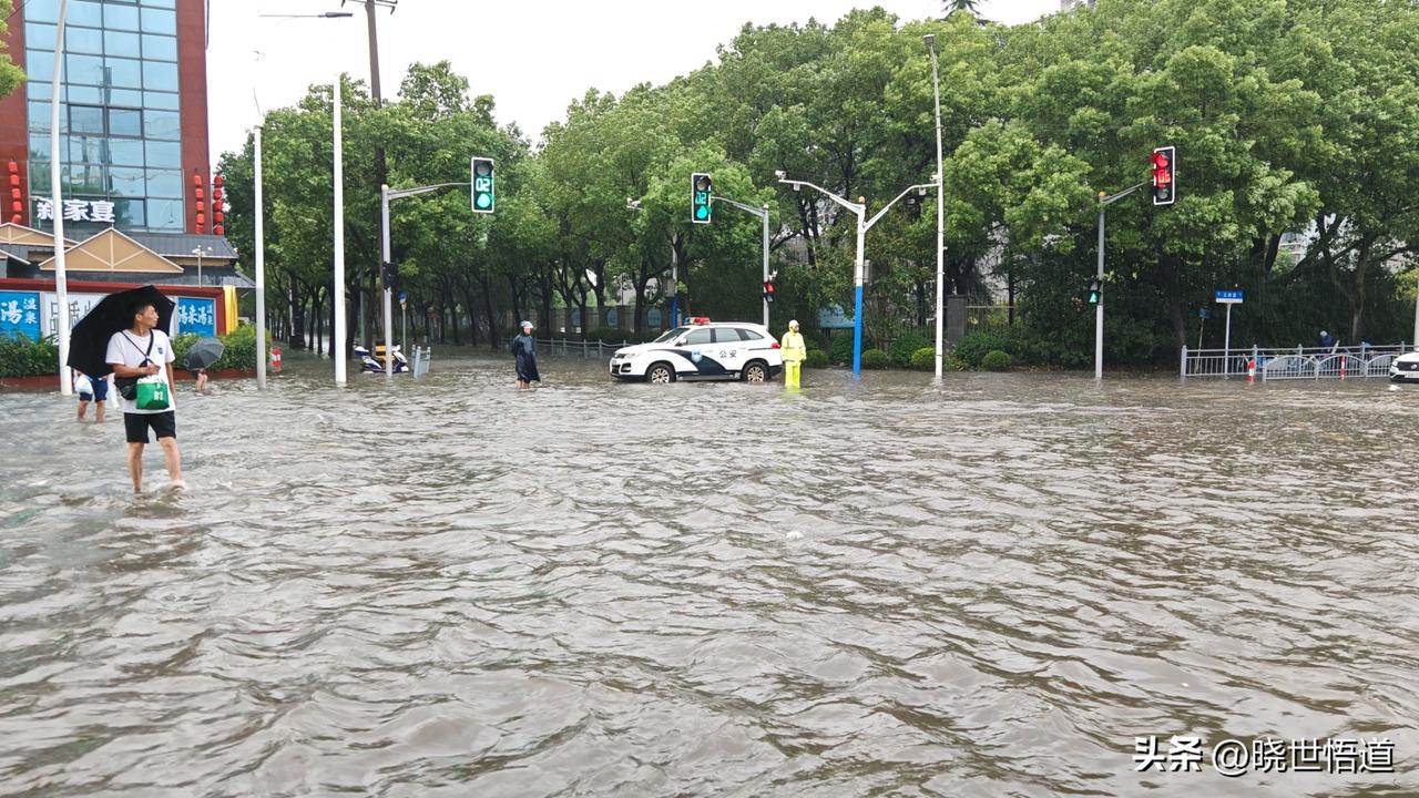 这次台风白海豚，为啥上海又容易积水？说句实在大实话
 
很多人都纳闷，上海排水设