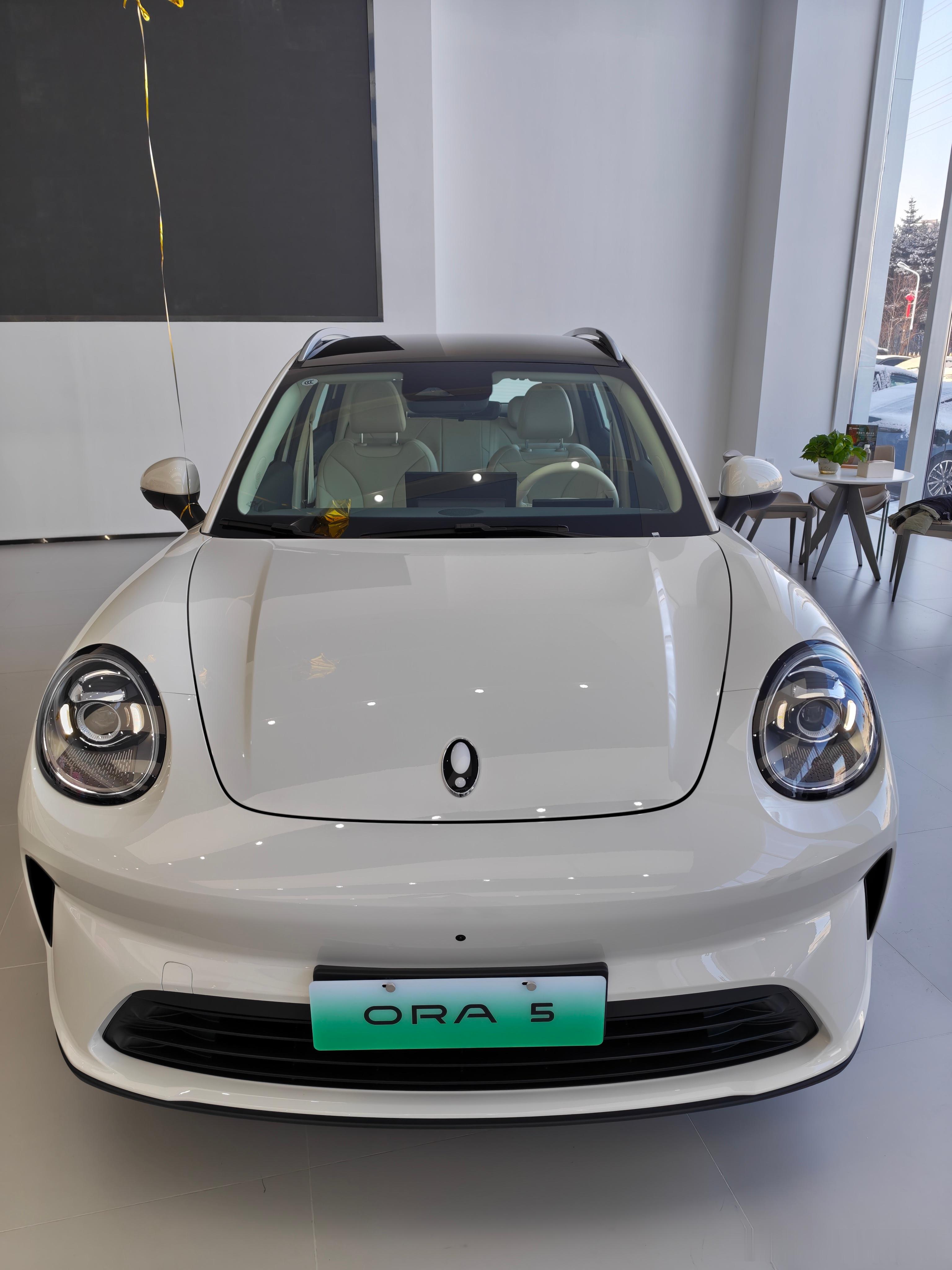 来看一眼长城欧拉5 这个年轻人的第一辆车 