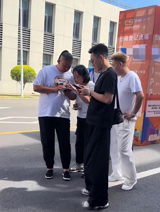 东北雨姐3500万元卖电商大楼后，又被偶遇逛家博会，感觉快复出了... 