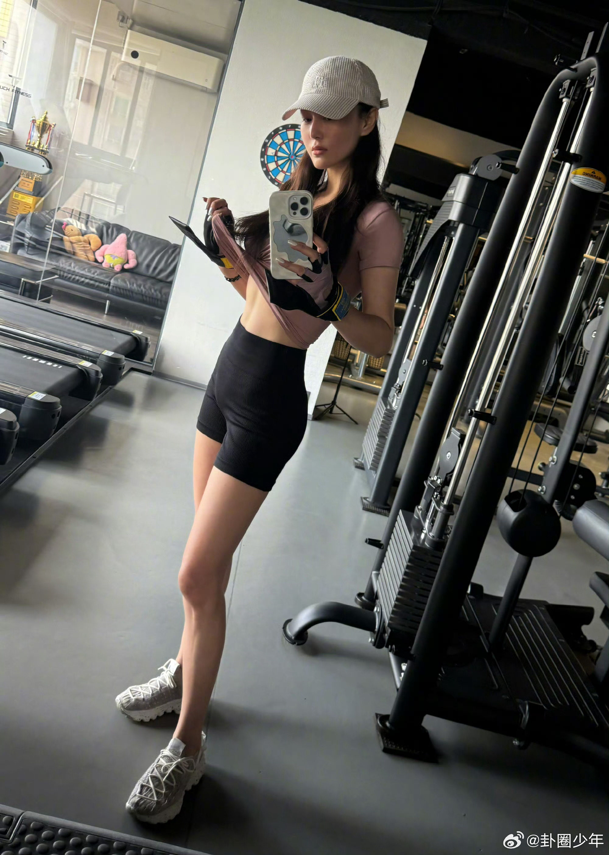 张馨予不说了都是泪张馨予晒马甲线美女的身材也太好了吧！！！太美了！！ ​​​
