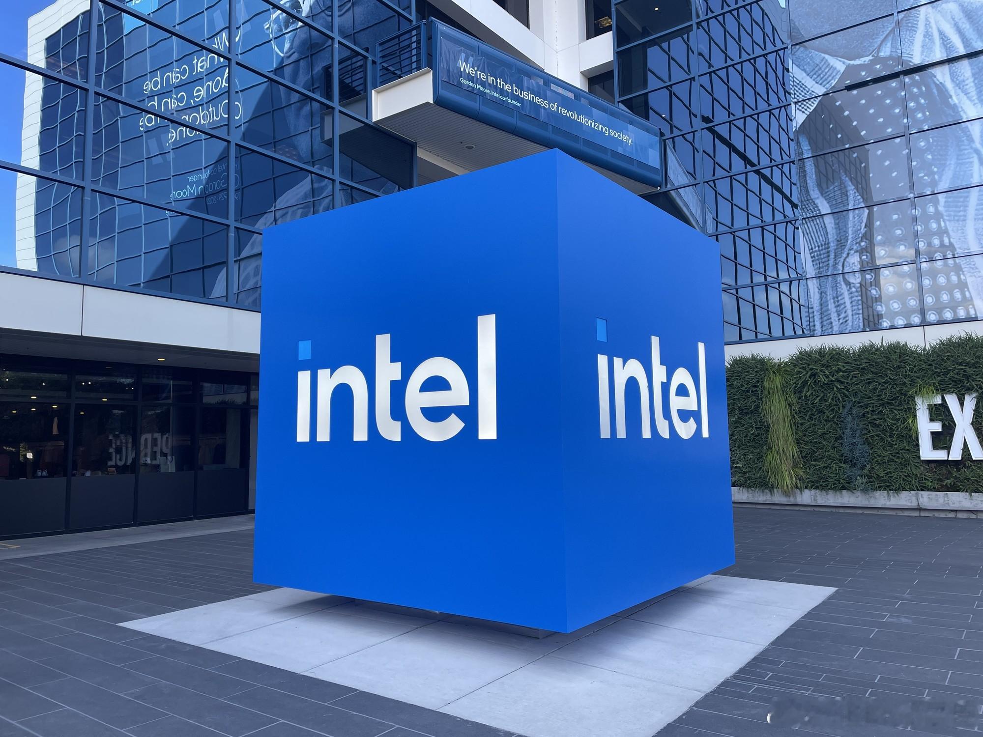 英特尔第一季度净利润亏损37亿美元英特尔一季度营收小幅增长，AI 与数据中心业务