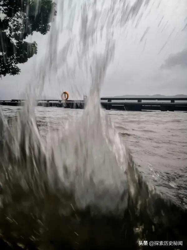 台风韦帕这波给华南沿海带来的挑战真的是实打实的硬核暴击。
之前广东湛江、茂名局地