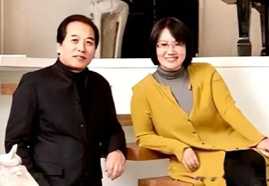 佟铁鑫是一位才华横溢的歌唱家，他的人生经历充满了坎坷和波折。在经历了一段失败的婚