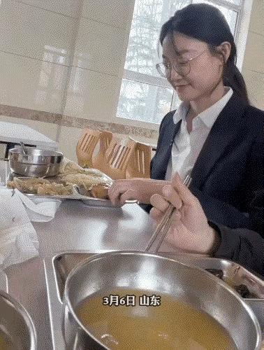 是真饿了啊？
这一口真是血盆大口，有“气吞山河”之盖世，这樱桃小嘴其内堂也太宽阔