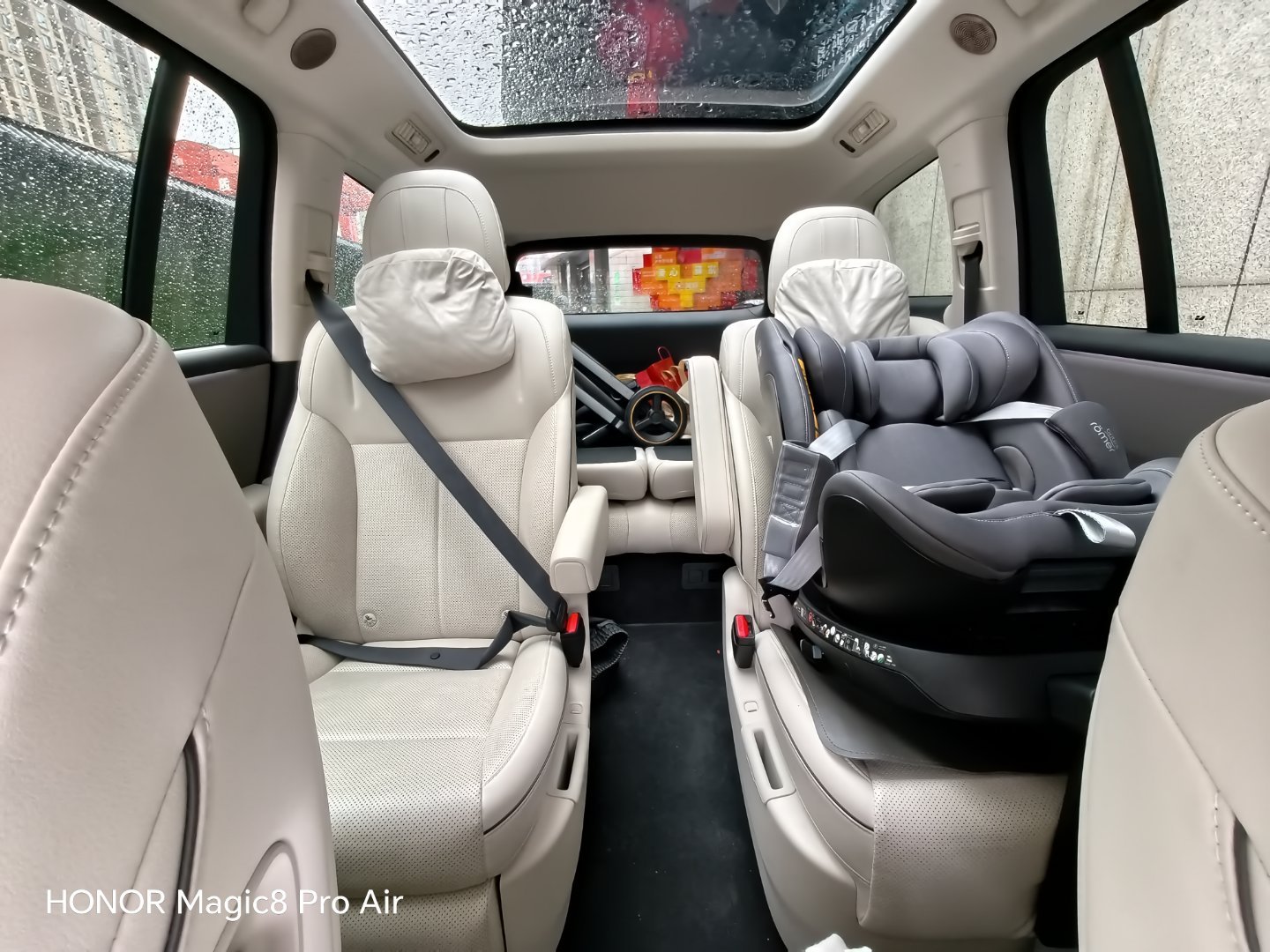 只要车上装了安全座椅，五座车就会显得很局促…就一定得上六座车了。这几天搞了一辆理