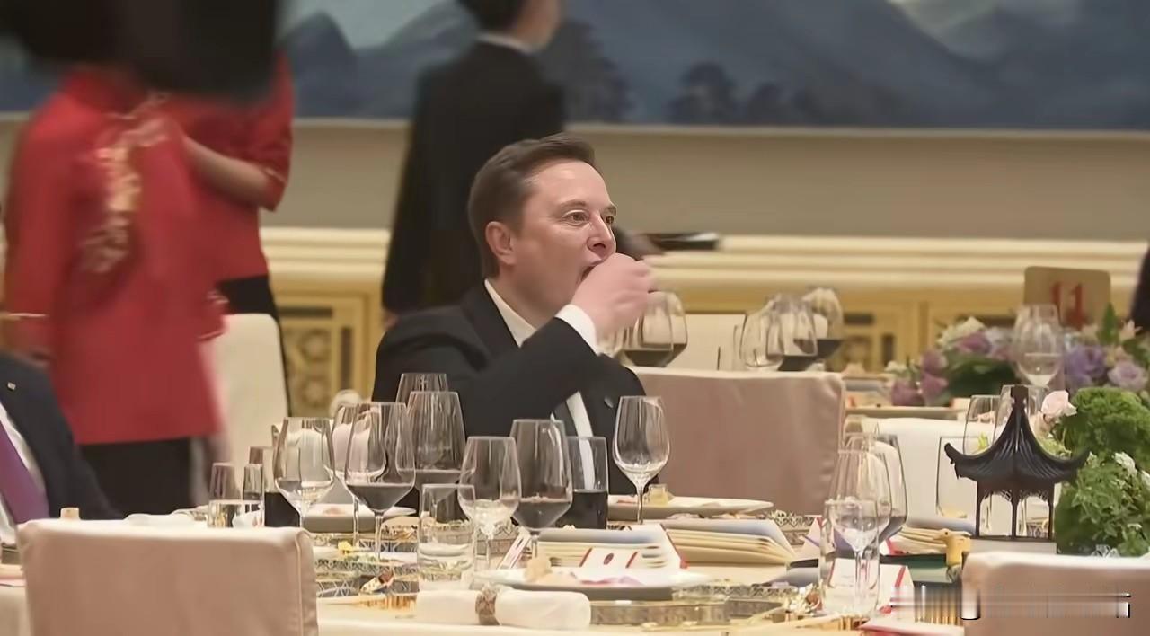 马斯克参加欢迎晚宴，一个人坐在餐桌上，也不去搞社交。

只见他自顾自的吃起来，看