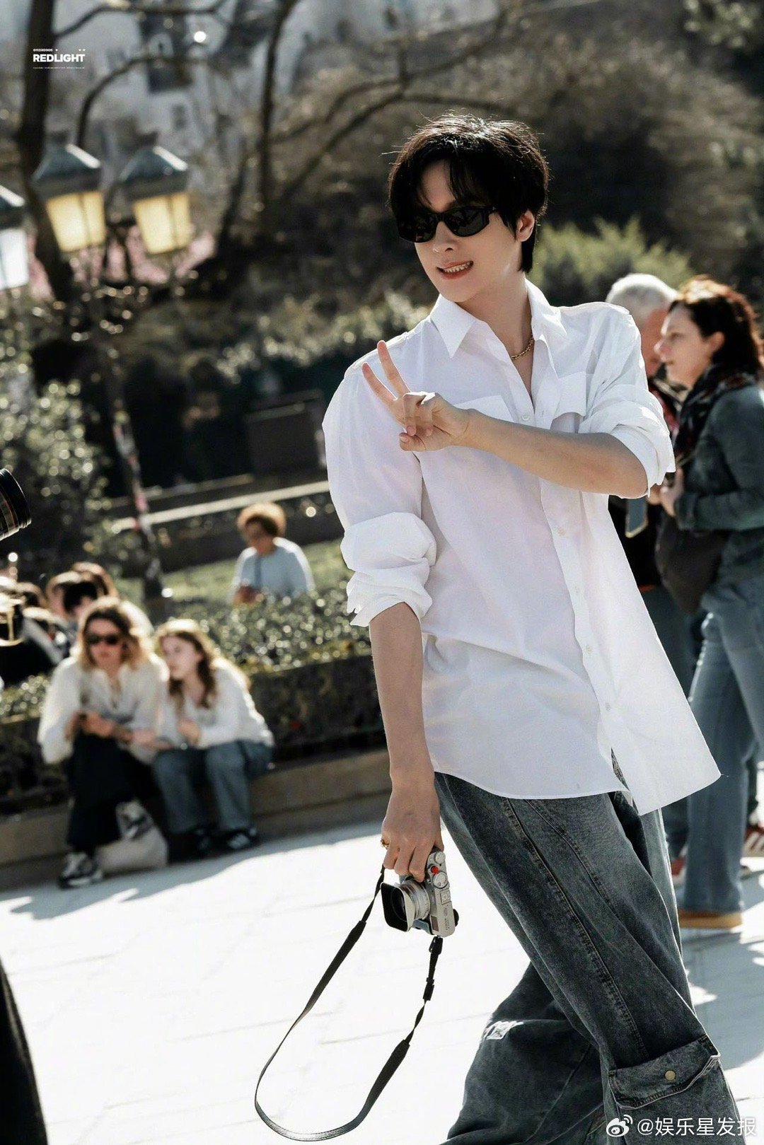 偶遇展轩逛卢浮宫 谁在卢浮宫偶遇展轩了！刚看完秀就来逛博物馆，秀场和私下无缝切换