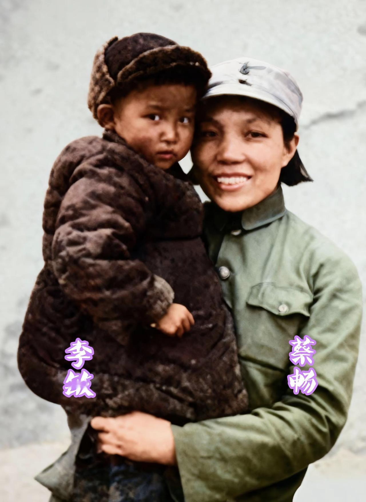 1937年延安这张照片太戳人了。一岁的李敏眼神怯生生的，小手紧紧攥着衣服口袋，那