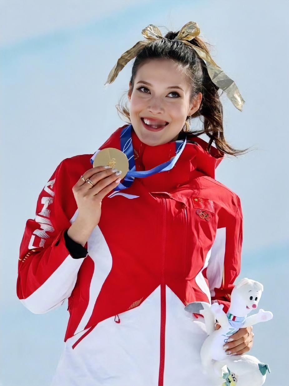 谷爱凌谈母女关系：“我的母亲是移民，她没有经历过典型的美国高中环境，我高中时被霸