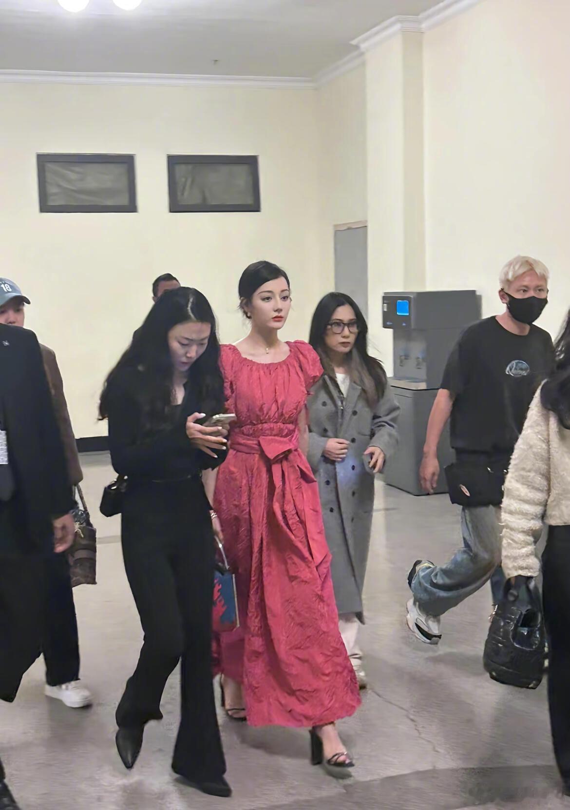 果然女明星都是小头中的小头，迪丽热巴这张生图完全是芭比娃娃照进现实！！ ​​​