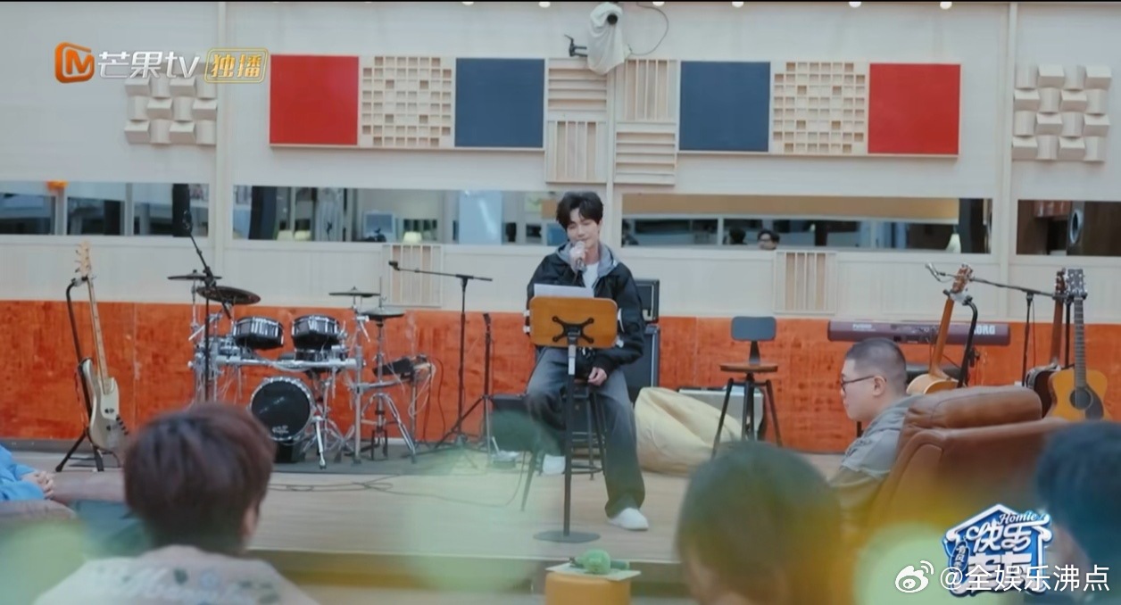 陈楚生的舞台从不让人失望。这次，他又用音乐为我们共同的感受命了名。陈楚生唱出周身