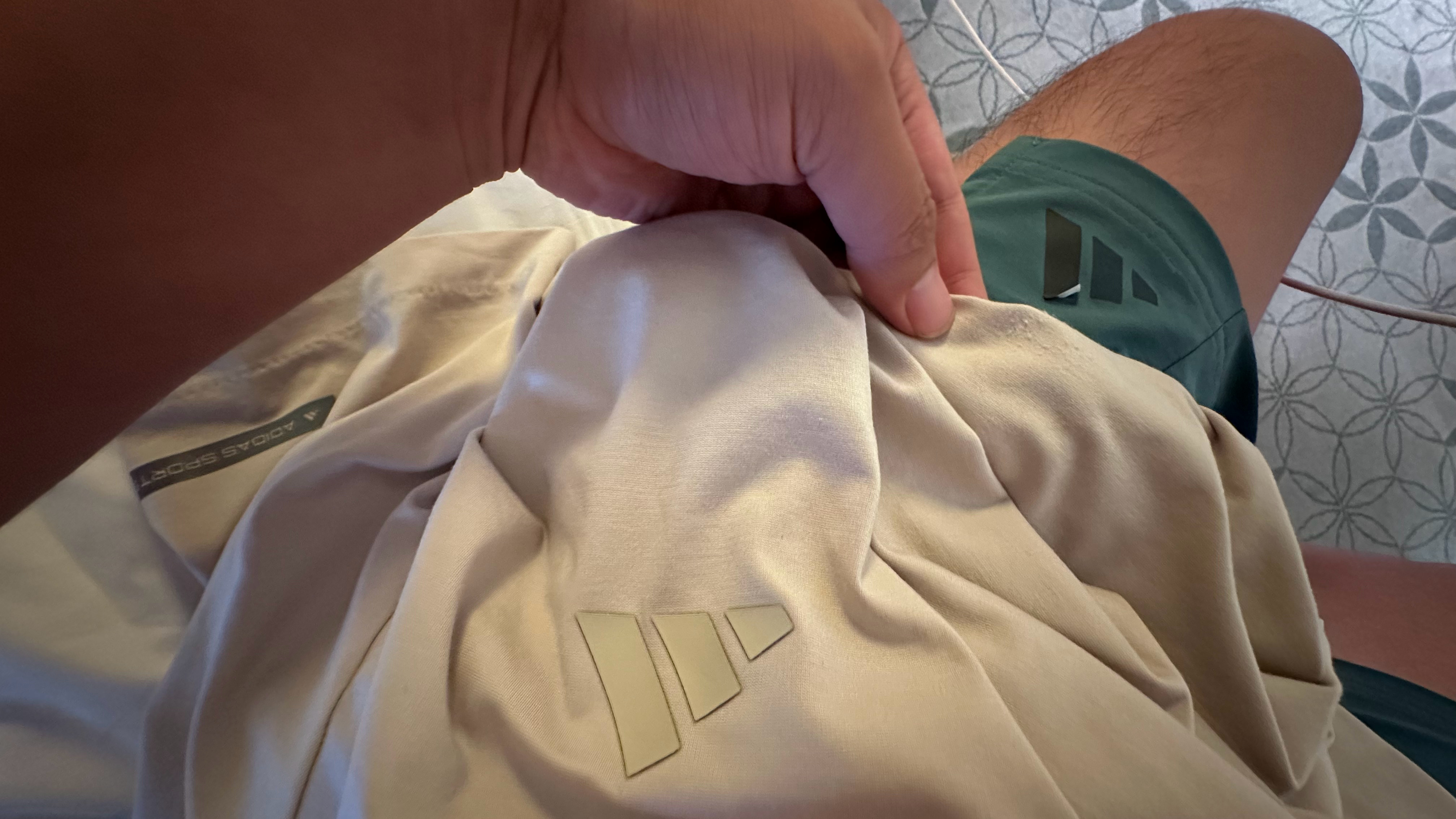 现在阿迪达斯的衣服质量这么差劲了？面料起球，而且logo也快要脱皮了，怎么感觉还