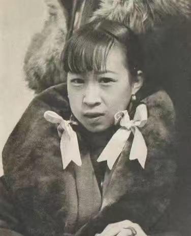 1945年，杨森最漂亮的九姨太蔡文娜正要上床睡觉，突然发现20军军长夏炯出现了自