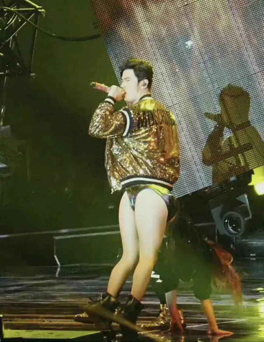 周杰伦是怎么了？再仔细看看吧！