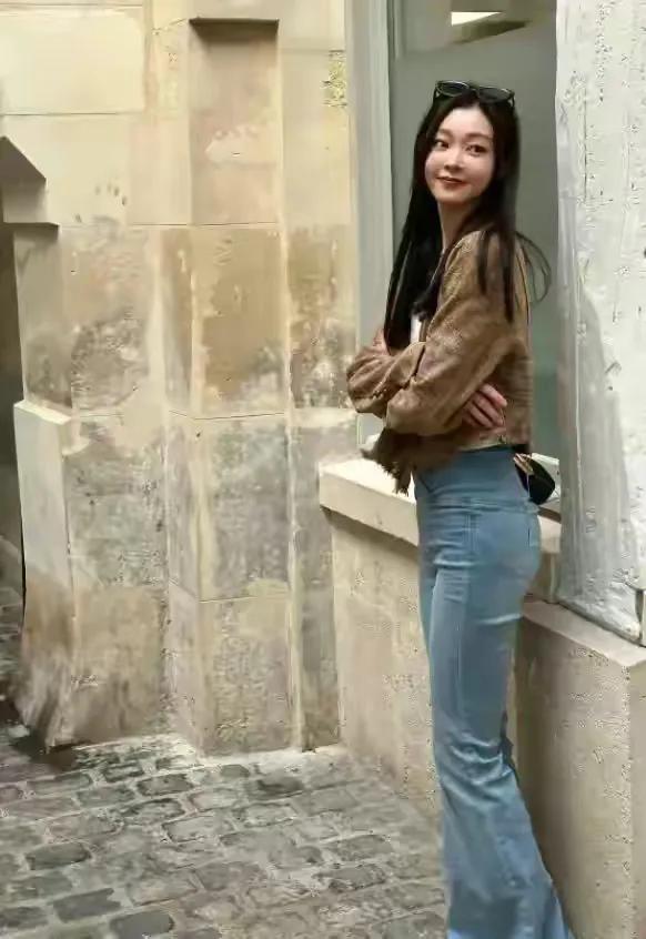 宋轶真不拿网友当外人，出国旅游直接晒原相机生图，依然松弛的状态真挺美！
宋轶晒出