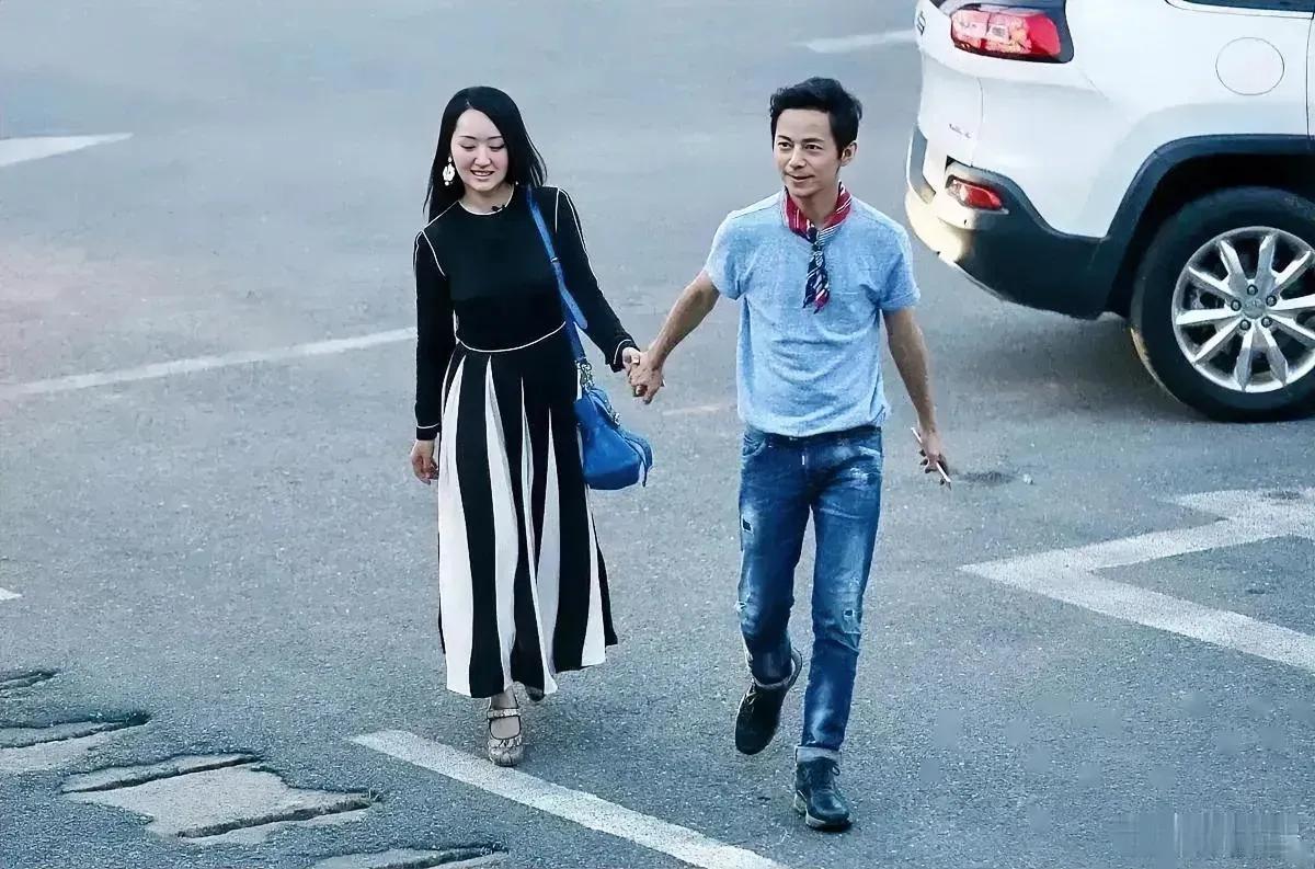 2024年9月17日，何炅杨钰莹街头牵手引热议

近日，网络上流传出一张引人关注
