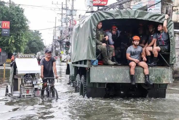沉默24小时后，中方宣布援菲，受灾人数超百万，马科斯被要求辞职。最近的菲律宾国内