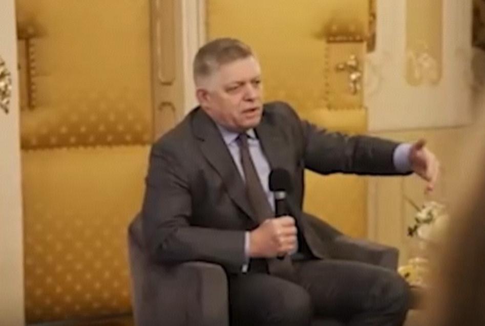 菲佐：“美国对待欧盟，就像对待一个不存在的东西”

一场面向青年学生的公开座谈，