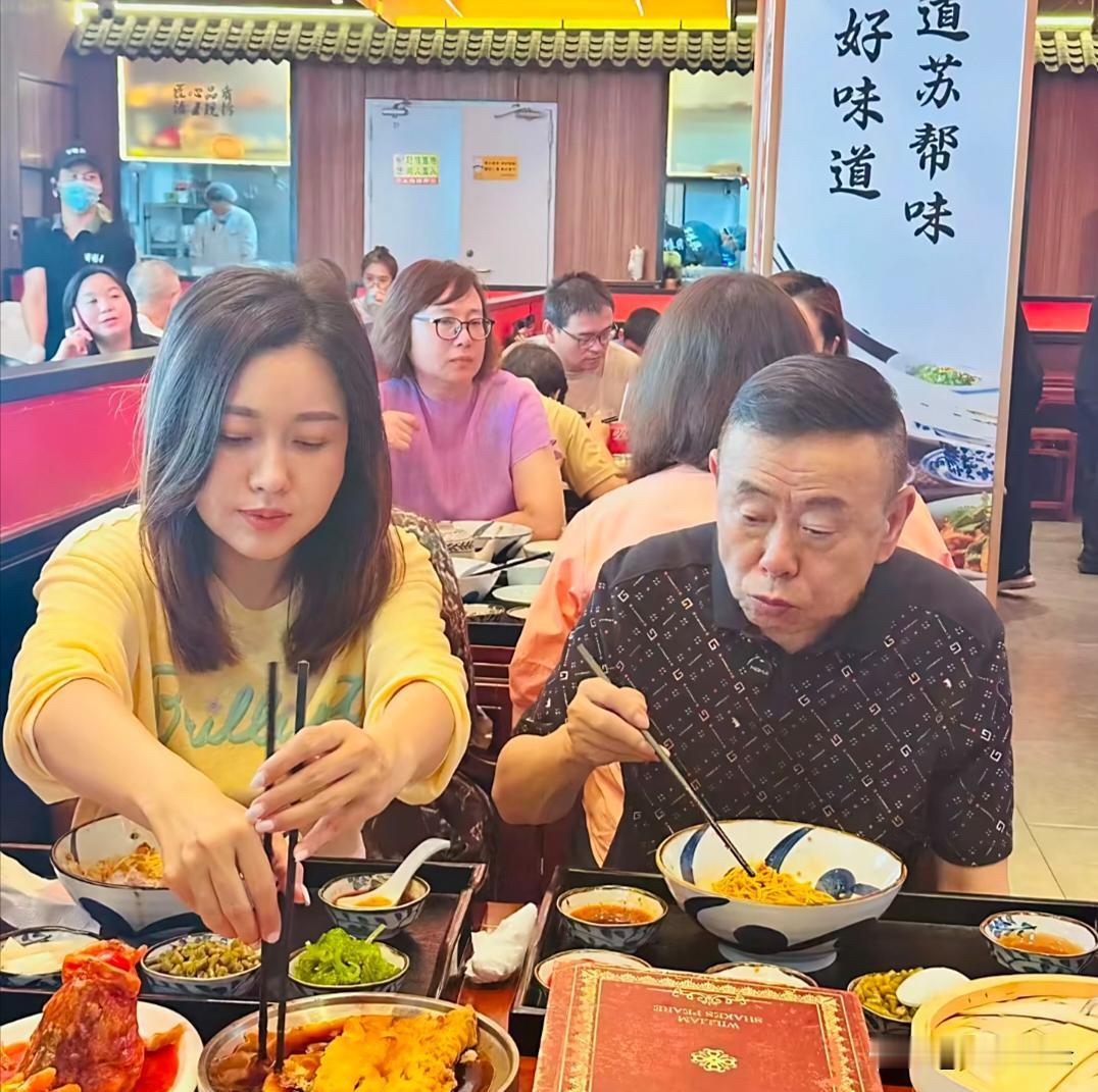 68岁潘长江和女儿潘阳到餐馆吃面，他的女儿很漂亮，脸圆圆的，看起来很有福气。父女