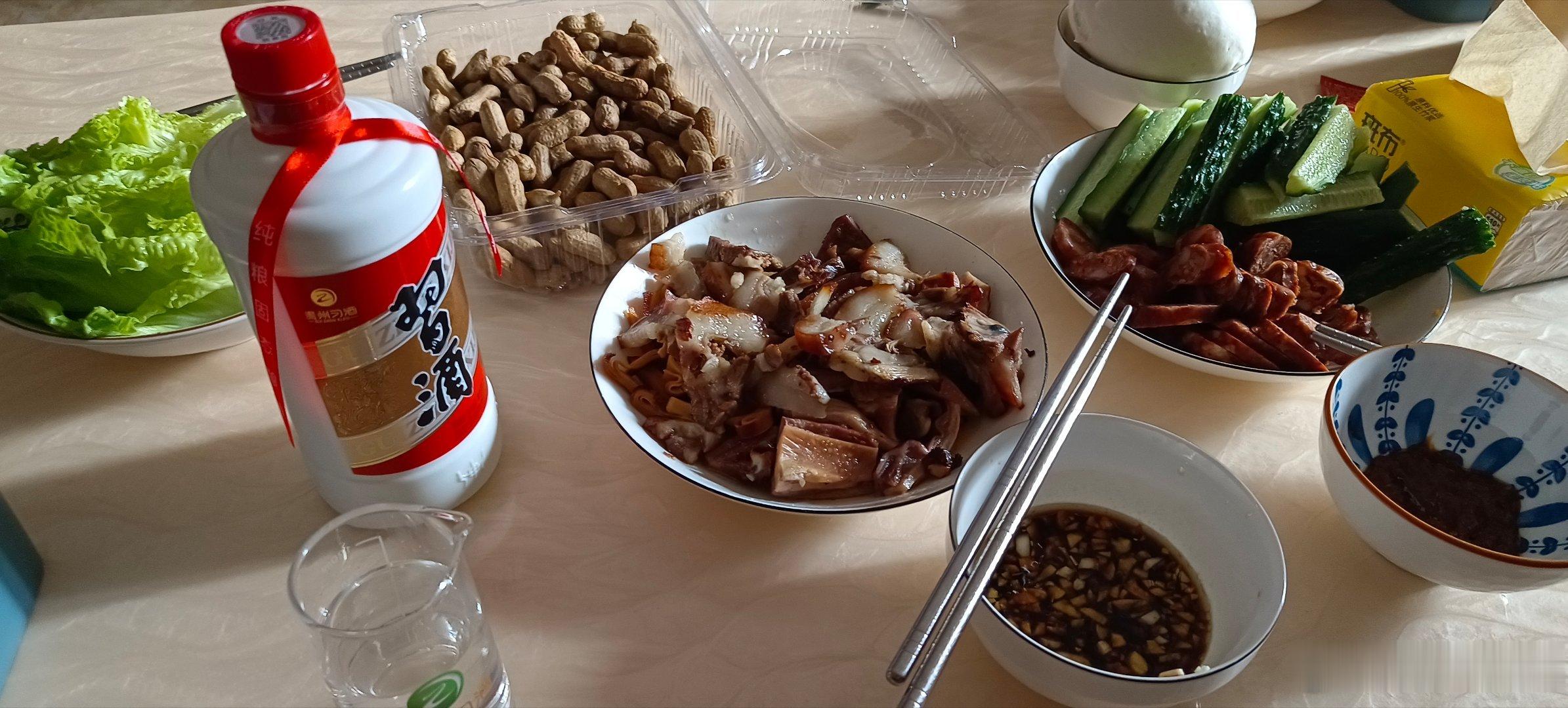 第一次住有地暖的房子地暖还是有用的，尤其是这样的冬天，在家里穿着夏季睡衣，小酒喝