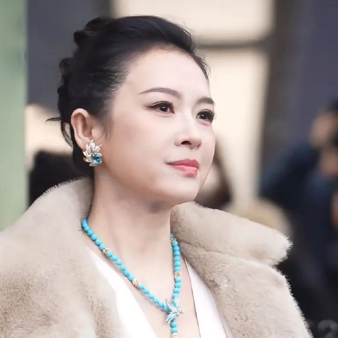 章子怡胖了20斤。

3月15号，活动现场照片一出来，网友炸了：这是章子怡？那个