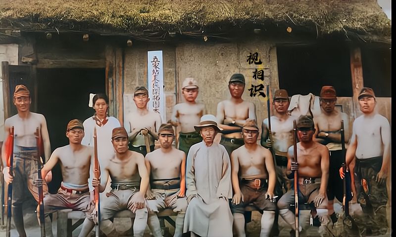 1936年，东北，日本拓殖团的老照片，镜头中可以看到他们手中都拿着武器，个子不高...