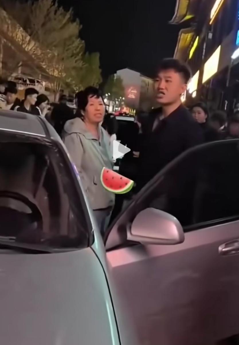 好家伙！彩礼要不到直接改抢劫了。
山东梁山再一次登上了热搜。
起因是一对谈婚论嫁