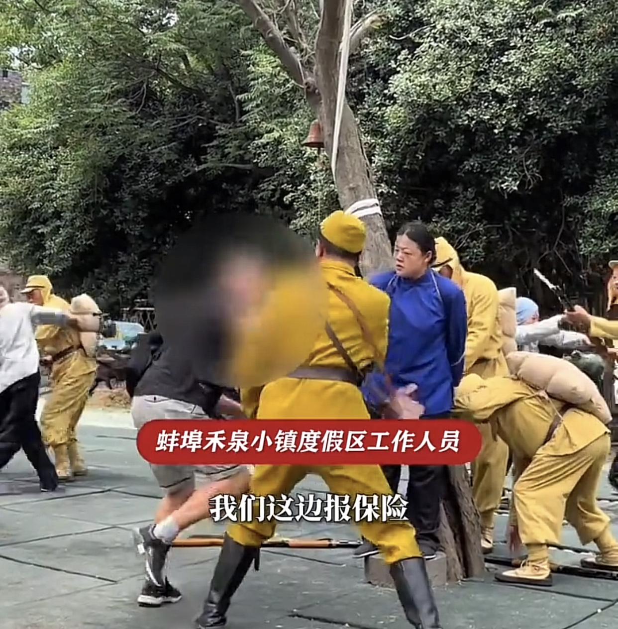安徽大爷看抗日演出入戏太深，冲上台暴打“日军”演员！6月12日，安徽蚌埠的禾泉小