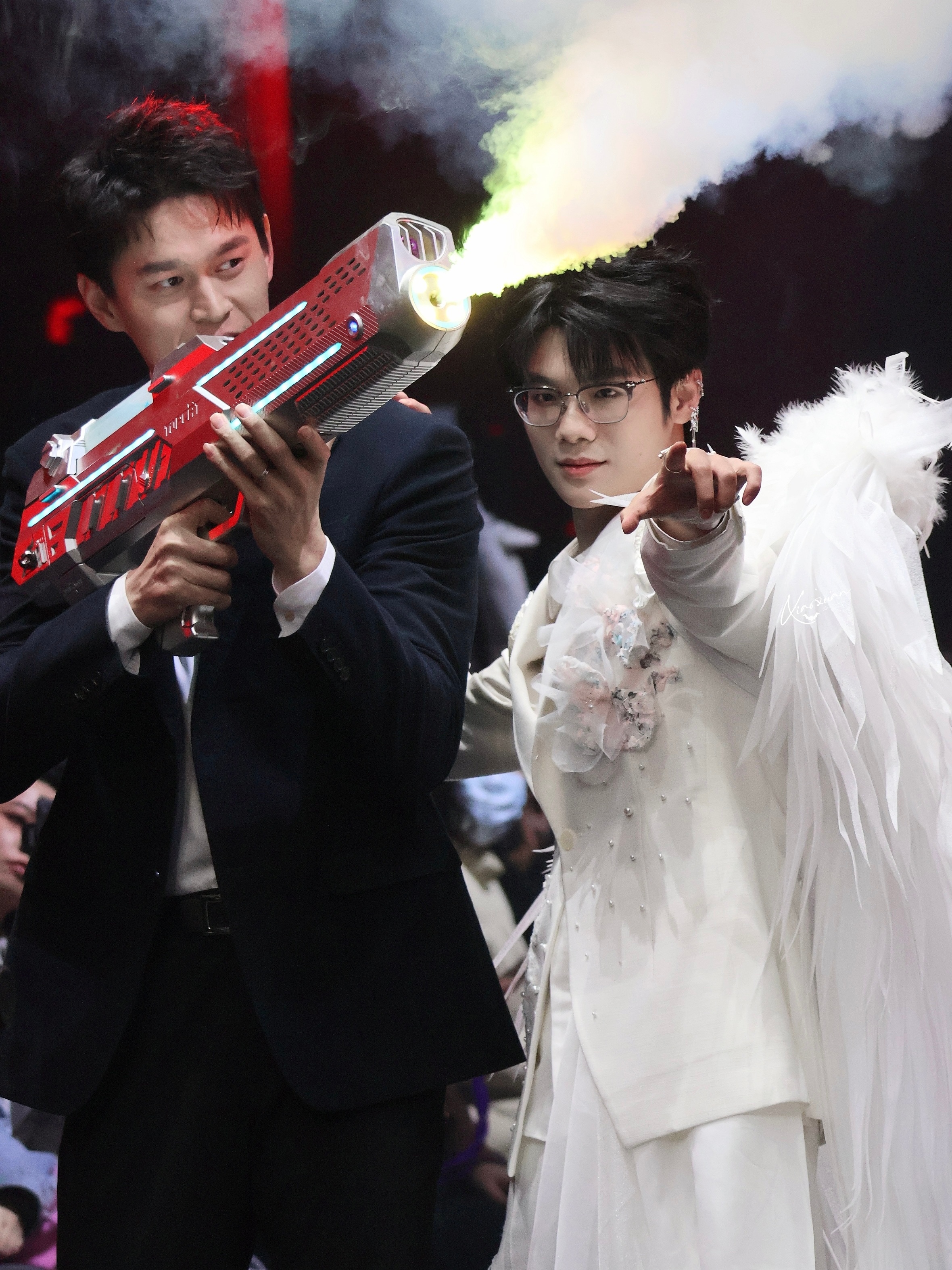 孙杨西装造型好板正 孙杨这套深蓝色西装造型也太绝了！笔挺的剪裁配上利落的发型，板