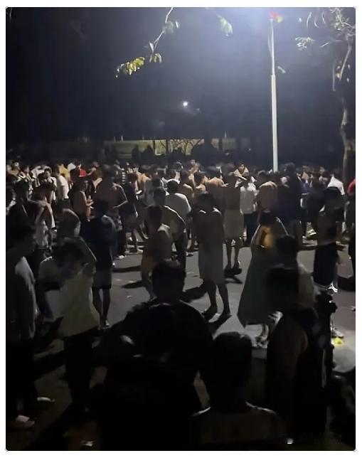 甘肃地震给大家的一个忠告
​手机和钱都不重要，一定一定记得
跑的时候记得带被子