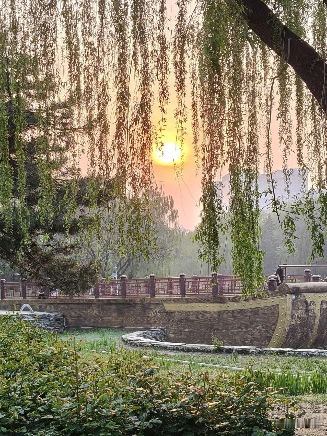 4月18日傍晚6点多，我漫步在元大都遗址公园的小月河畔。
当时夕阳西下，天空像是