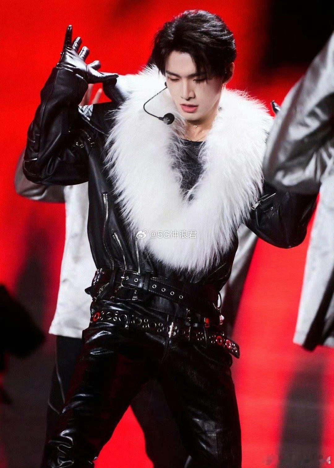 姚琛这段完播率100% 他的舞台有一种引力，让快进键失效，让视线无法偏移。那不是