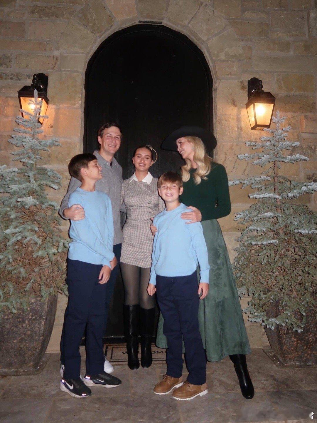 伊万卡一家的圣诞， 衣服好平民 