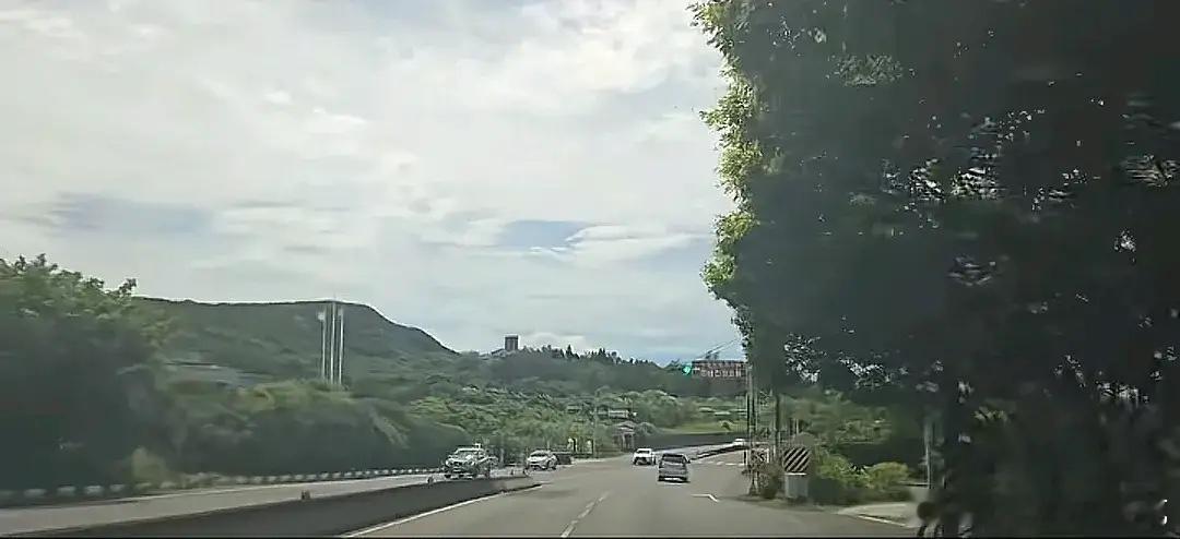 汪小菲这几天到湾湾，又带俩孩子到海边玩了！小杨阿姨更新了视频，他们一路开车直达海