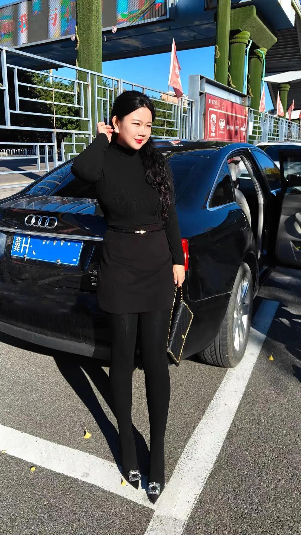 车旁美人立，笑语如春风。