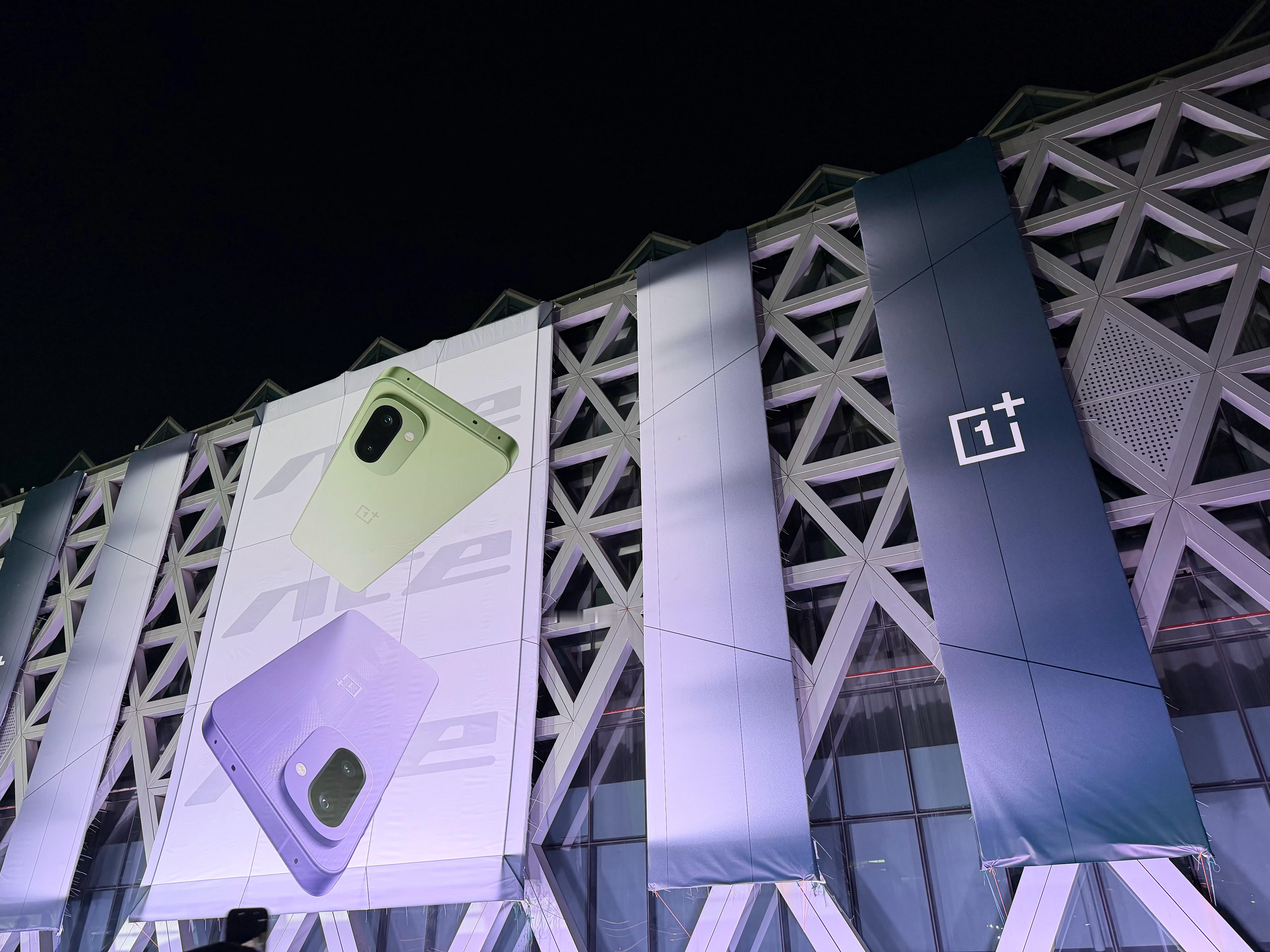 来一加 Ace6T 发布会了，这种发布会是我喜欢的，好多 Coser 小姐姐。 