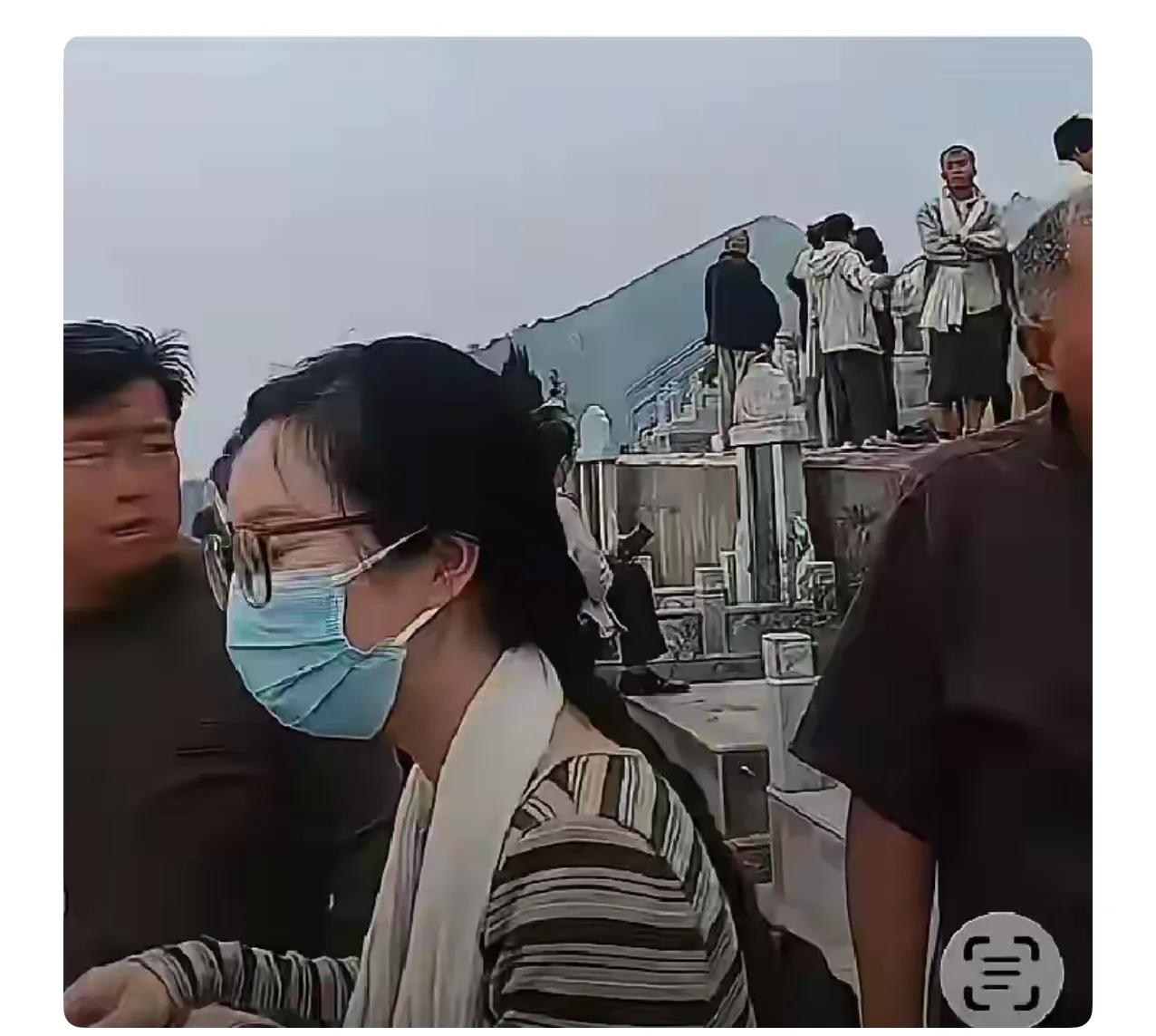 网友称姚策生父郭爸墓碑上刻着“长子郭威，次子姚策”，

郭威因为一直在照顾郭爸，