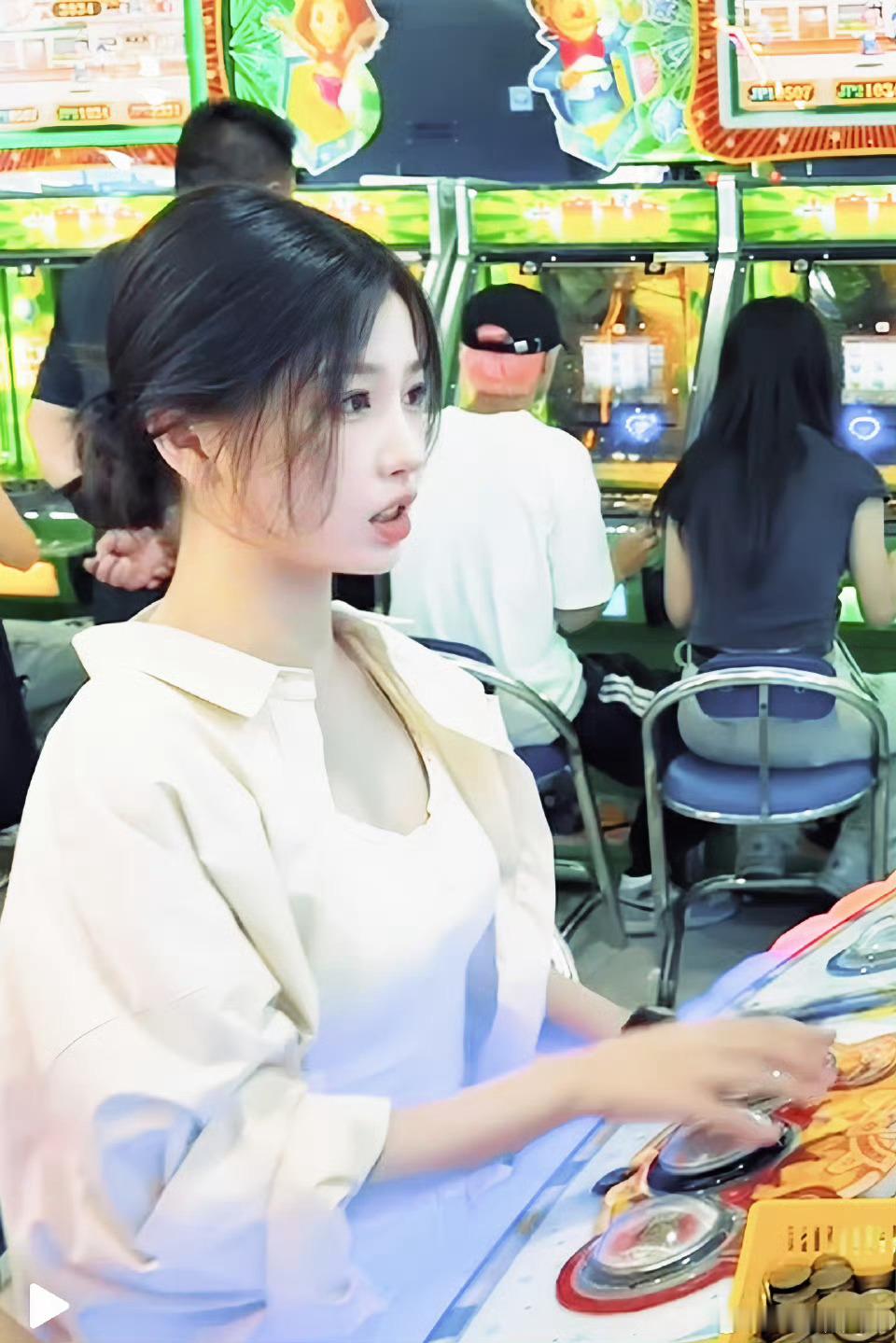 虞书欣 街机小霸王欣欣玩的好开心，想和欣欣子一起玩游戏[打call][打call