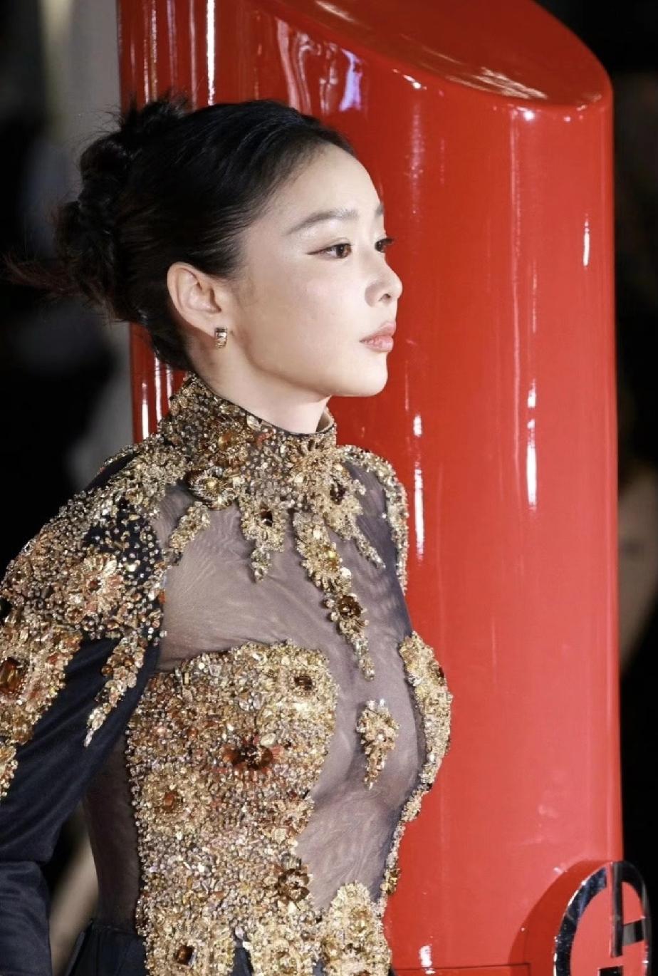 终于明白这件礼服为啥被吐槽了，
主要是因为真空上阵，
如果再加件内衣就好了，
现
