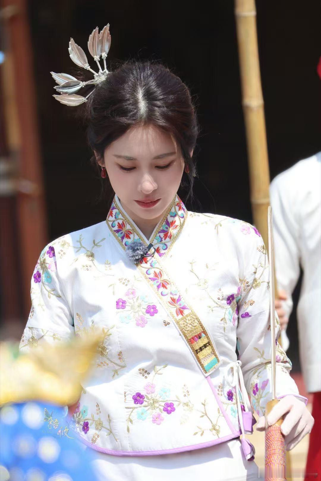 张碧晨跳了傣刀舞张碧晨学舞都是优等生 节目里张碧晨现学傣刀舞，一学就有模有样，气