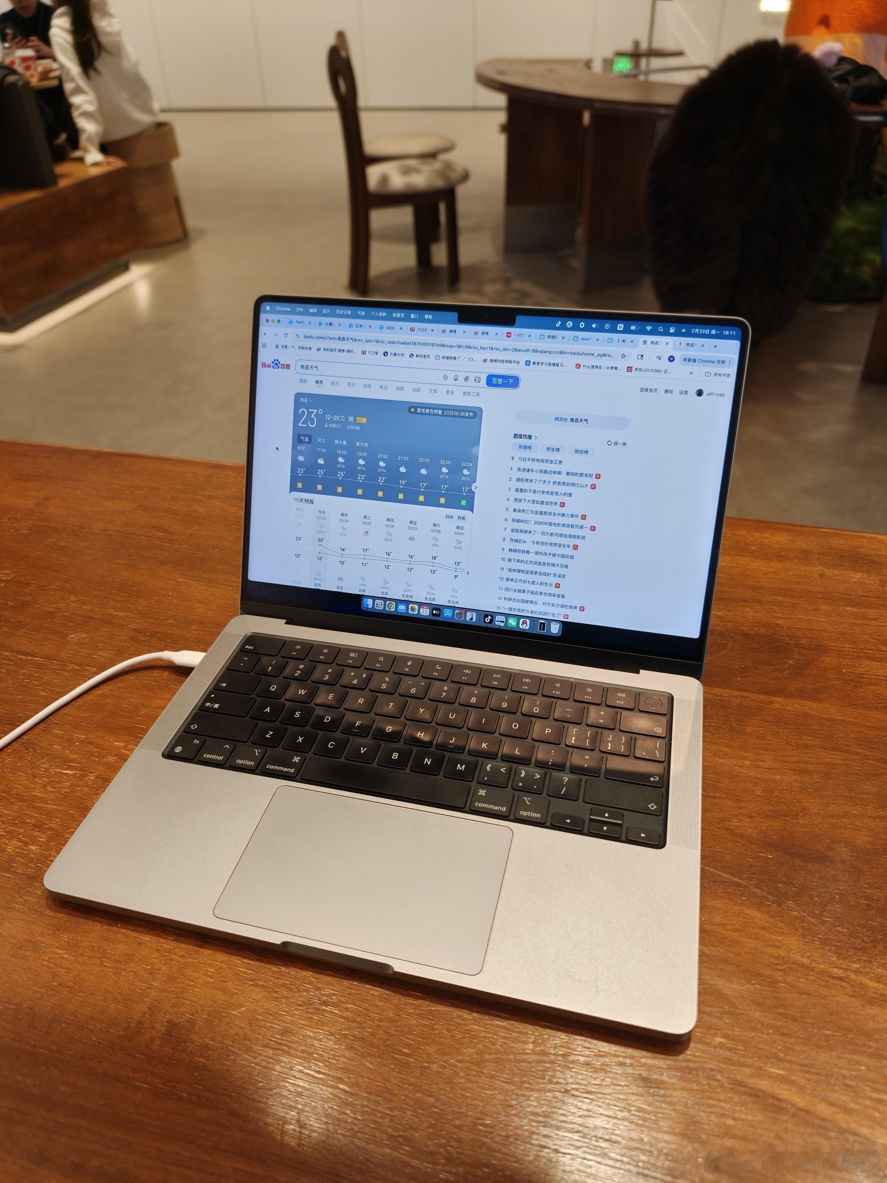 21年买的这台MacBook Pro依然那么流畅，除了带出门有点重，还真找不到什
