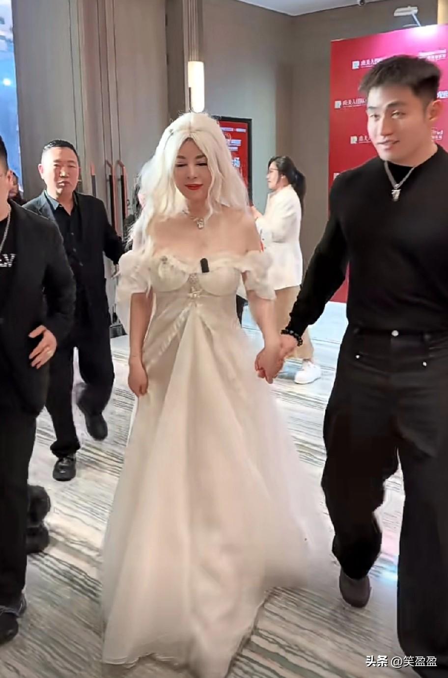 爱情甜蜜蜜
男友小乖乖
女友大姐大
这是属于于文红的春天
一个她，一个盈公主，