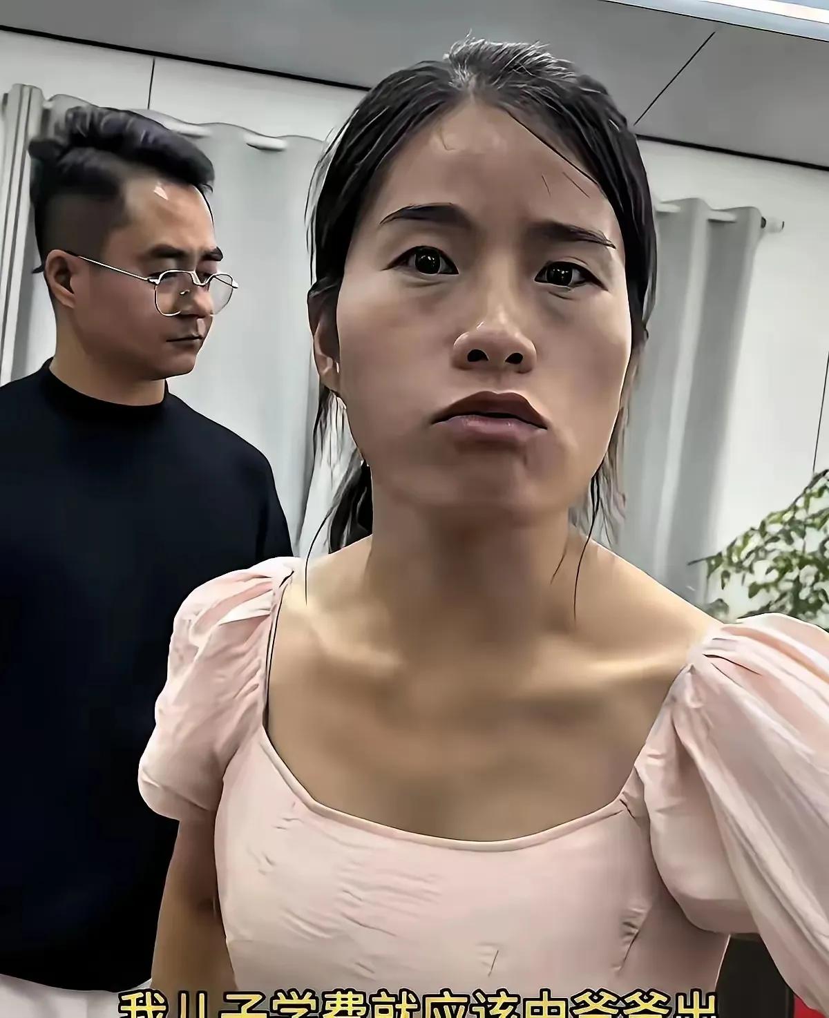 既然搜到了，也就不打码了。 
镜头里的这个女儿，是这家人的儿媳妇，后面那个沉默的