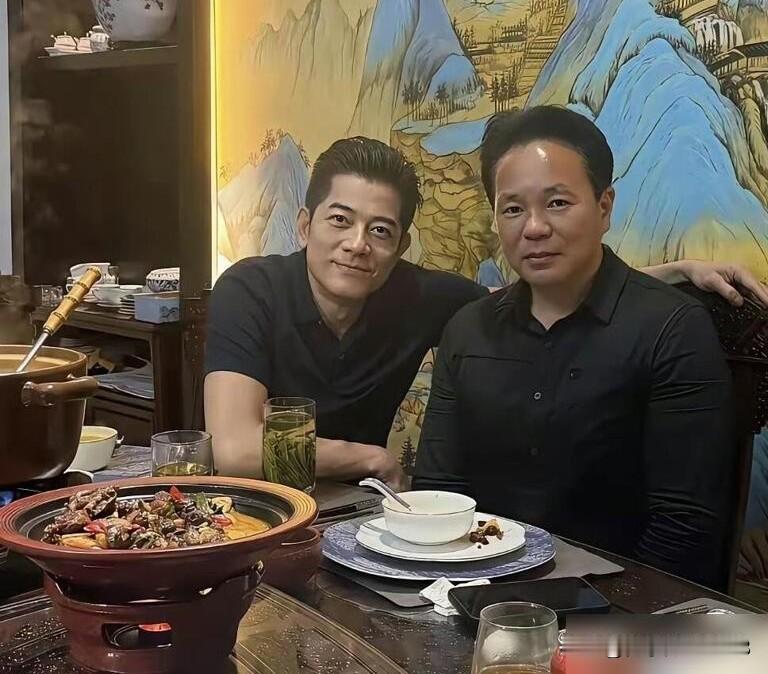 男神老了还是那么的帅气，鼻梁又高又挺又直，五官是精致耐看的，淡淡的笑容挂在脸上，