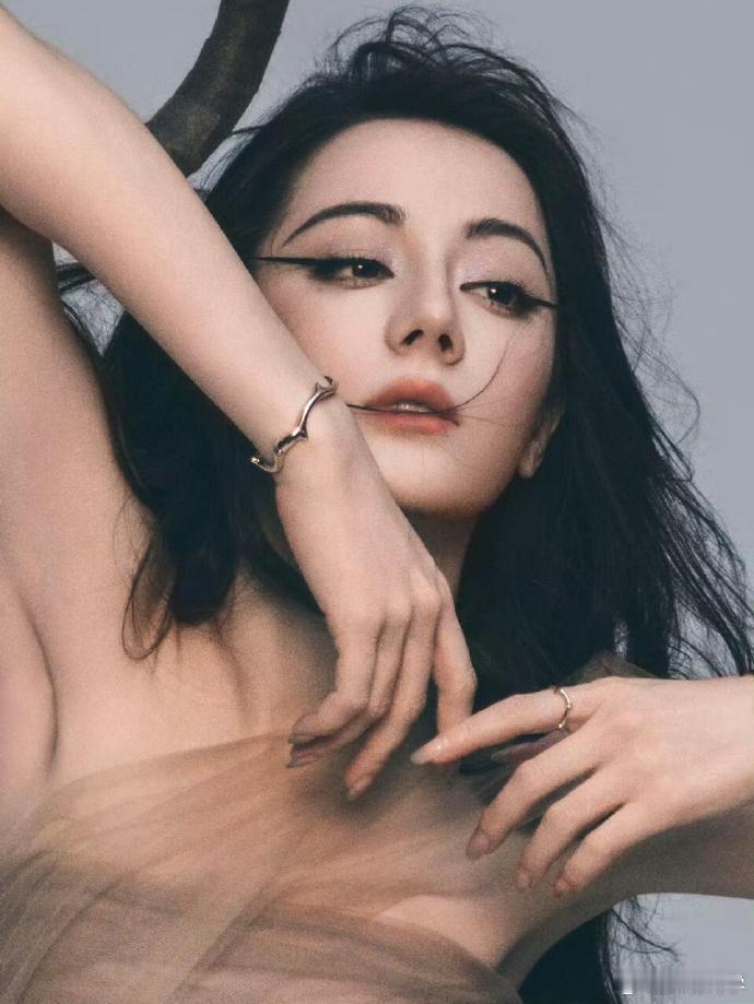 热巴的浓颜与上挑眼线堪称绝配！那夸张眼线于她脸上毫无突兀之感，唯有这般浓颜，方能